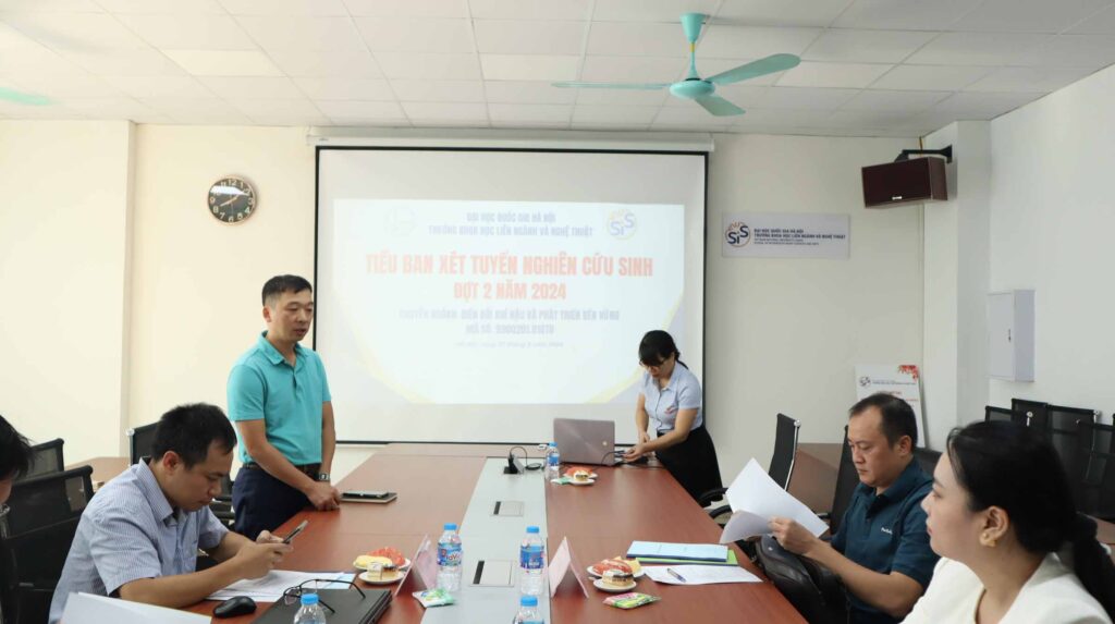 Họp tiểu ban xét tuyển nghiên cứu sinh 4