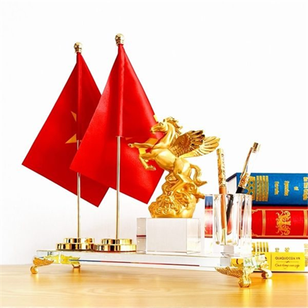 Bộ bút để bàn mạ vàng gắn với công việc giảng dạy, nghiên cứu và quản lý. Ảnh: King Gold Art.