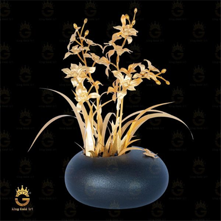 Chậu hoa lan mạ vàng mang vẻ đẹp thanh lịch, phù hợp tặng cô giáo và giảng viên nữ. Ảnh: King Gold Art.