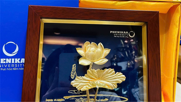 Quà tặng tranh hoa sen mạ vàng mang nhận diện Đại học Phenikaa. Ảnh: King Gold Art.